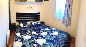 拉西约塔hakuna matata的卧室配有蓝色和白色的床和枕头