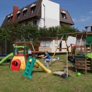 弗瓦迪斯瓦沃沃Camping Nadmorski的儿童在院子里的游乐场玩耍