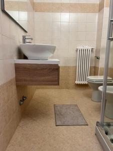 Albese Con Cassano85 mjka house free parking的一间带水槽和卫生间的浴室