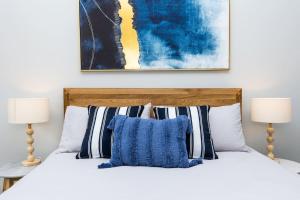 悉尼Mosman Views, 2bed, Parking, 15min Walk to Beach的卧室配有带两盏灯的白色床
