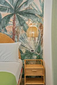 阿格罗波利B&B Oasi Rooms的一间种植了棕榈树的壁画的卧室
