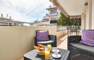 戛纳Cannes centre-Palais-200m des plages的阳台配有两把椅子和一张桌子,上面有食物