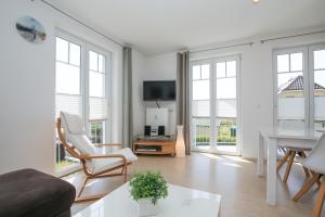 博尔滕哈根Achtern Diek Wohnung 14的客厅配有沙发和桌子