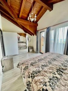 班斯科Pirin Golf Lake House的一间卧室设有一张床和一个大窗户