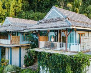奥南海滩Baan Phuvara Retreat - Romantic Jacuzzi Mountain View Villas的站在房子门廊上的女人