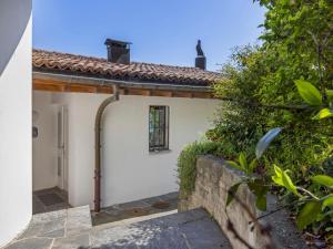 布里萨戈Holiday Home Casa Porta by Interhome的白色房屋外景,设有墙壁
