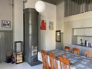 波尔沃Stationmaster's studio的一间带桌子和燃气壁炉的用餐室