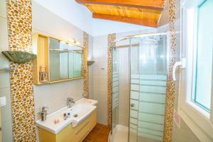 阿齐欧斯·贡多斯Elena's Seaside Apartments & Studios的一间带水槽和淋浴的浴室