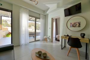 劳特拉奥雷亚斯埃利尼斯Swan Paradise Residences的客厅设有桌子和大窗户