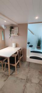 SandavágurThe Kontor的一间配备有白色桌椅的用餐室