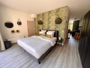 米德尔堡The Roosevelt Apartments的一间卧室配有带白色床单和黄色枕头的床。