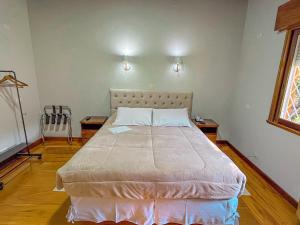 坎波斯杜若尔当Pousada Victoria Villa By Nacional Inn的一间卧室,卧室内配有一张大床