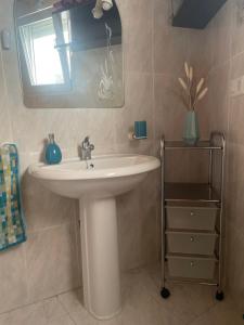 博伊罗Ático con magnifica terraza en Boiro的浴室设有白色水槽和镜子