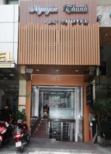 胡志明市Nguyen Thanh Hotel的一辆摩托车停在店前