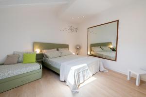的里雅斯特La casa di Gabri Trieste centro的一间卧室设有两张床和大镜子