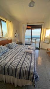 比亚米尔港Hostal Galapagos by Bar de Beto的一间卧室设有一张床,享有海景