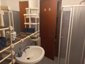 维亚雷焦Verahouse的一间带水槽、淋浴和镜子的浴室