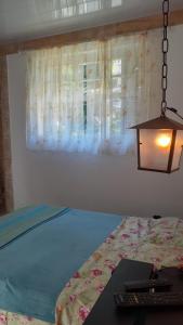 彼得罗波利斯Canto Alto, Encanto的一间卧室配有一张光线充足的床
