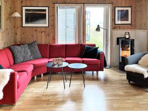 VossestrandApartment Vossestrand III的客厅配有红色的沙发和桌子
