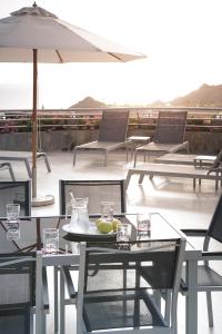 莫甘Anfi del Mar Tauro Golf 2 Emerald Club的一张桌子和椅子,上面有一盘水果