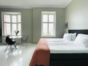赫尔辛基Kruna by the Sea的一间卧室设有一张大床和两个窗户。