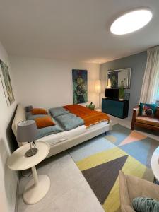 兰斯科伦哈布旅馆的一间卧室配有一张大床和一把椅子