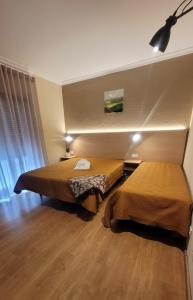 瓜尔达费雷诺旅馆的一间酒店客房,房间内设有两张床