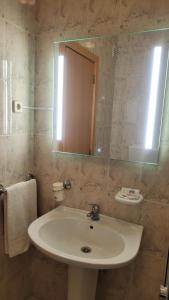 瓜尔达费雷诺旅馆的一间带水槽和镜子的浴室
