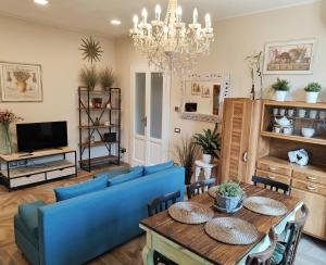 切尔诺比奥Elegant Sweet Apt Cernobbio Centro的客厅配有蓝色的沙发和桌子