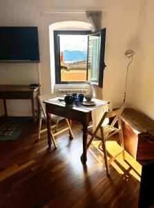 莱里奇Il Dolce Far Niente, La Serra di Lerici的客厅配有桌子和窗户
