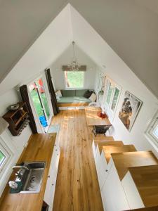 格里姆斯塔Tiny house - idyllic accommodation的享有高空美景,设有厨房和铺有木地板的客厅。