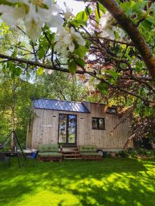 格里姆斯塔Tiny house - idyllic accommodation的院子中间的小小屋