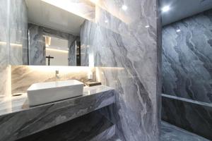 木浦市Brown Dot Hotel Pyeonghwa plaza的一间带水槽和镜子的浴室