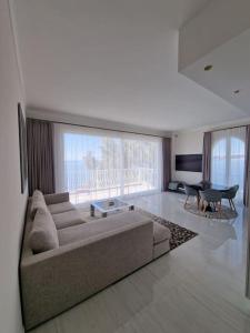 卡普戴尔Luxury 2-Bedroom Flat at the Seafront: Unforgettable Stay Near Monaco!的客厅配有沙发和桌子