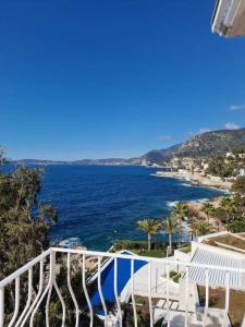 卡普戴尔Luxury 2-Bedroom Flat at the Seafront: Unforgettable Stay Near Monaco!的阳台享有海景。