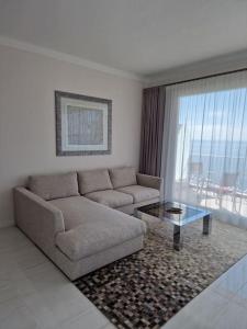 Luxury 2-Bedroom Flat at the Seafront: Unforgettable Stay Near Monaco!的休息区