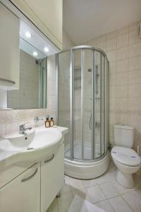伊斯坦布尔Private Modern Duplex 2bed1bath W Terrace! #76的带淋浴、盥洗盆和卫生间的浴室
