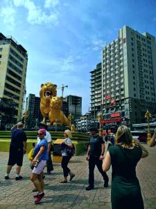 西哈努克怡程酒店ECHENG HOTEL的一群人带着熊雕像在城市里行走