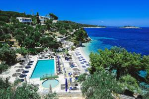 盖奥斯Agali Hotel Paxos的享有度假胜地的空中景致,设有游泳池和海洋