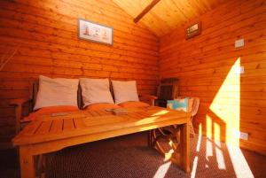 塞尔西Lifeboat View, Selsey的小木屋内的木制客房 - 带床