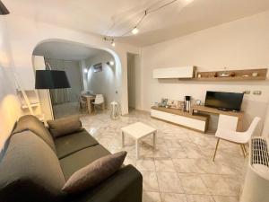 卡利亚里Arquer43 - Cagliari Old Town的带沙发、桌子和电视的客厅