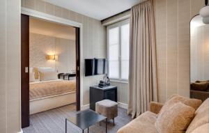 巴黎乐瑟纳酒店的酒店客房,配有床和镜子