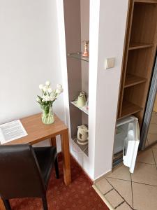 梅尔诺薇拉米兰民宿的一间设有桌子和花瓶的房间