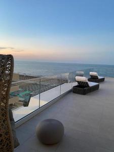 里乔内Ale Suite Sea Side View - Hotel Arizona的阳台配有椅子,享有海景。