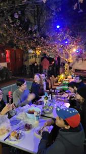 门多萨门多萨艾斯塔星旅舍的一群坐在餐桌上吃食物的人