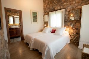 列尔加内斯Miraverde Liérganes的一间卧室设有一张床和石墙