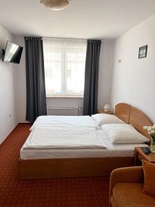 梅尔诺薇拉米兰民宿的一间卧室设有一张大床和一个窗户。
