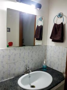 蒂鲁帕蒂KORA'S HOME STAY的一间带水槽和镜子的浴室