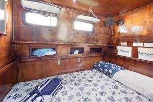 阿拉西奥Aloha Jak's Boat的船后部设有一张床的房间