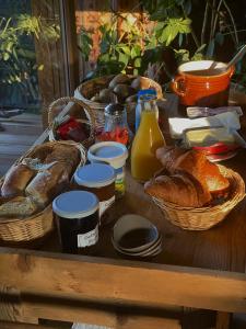 拉克吕萨La Ferme du Var的配上面包篮子的桌子